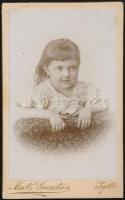 cca 1895 Gyermek portré, keményhátú fotó, Matz Gusztáv iglói műterméből, 11x7 cm