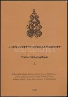 A Móra Ferenc Múzeum évkönyve. Studia Ethnographicae 2. Szeged, 1998, kn. 500 példányban megjelent. Fekete-fehér képekkel illusztrált. Papírkötés, jó állapotban.