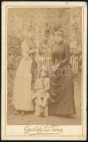 cca 1890 Nők gyerekkel, keményhátú fotó Gyulafy L. és Társa műterméből 11x7 cm