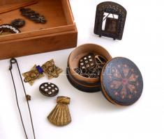 Vegyes bizsu tétel, régi darabokkal, fa Kugler Henrik Gerbeaud dobozban. 24x15 cm