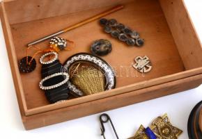 Vegyes bizsu tétel, régi darabokkal, fa Kugler Henrik Gerbeaud dobozban. 24x15 cm