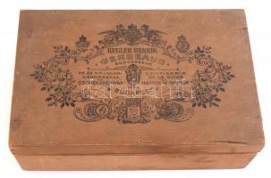 Vegyes bizsu tétel, régi darabokkal, fa Kugler Henrik Gerbeaud dobozban. 24x15 cm