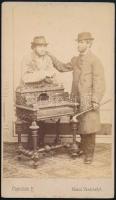 cca 1860 Két férfi, keményhátú fotó Ciehulski Péter marosvásárhelyi műterméből, 10,5x6 cm