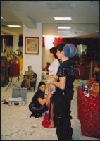 cca 1990-2000 Meztelen nő festése (body painting), háttérben festményekkel, kerámiákkal, fotó, jelzés nélkül, 17,5x12,5 cm