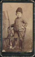 cca 1880 Gyermek puskával, keményhátú fotó Veress Gyula kolozsvári műterméből, kisebb sérülésekkel, 10,5×6,5 cm