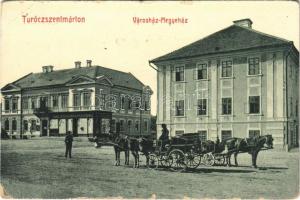 Turócszentmárton, Turciansky Svaty Martin; Városháza, Megyeháza, lovaskocsi, Bindfeld Ármin üzlete. W. L. Bp. 5884. Moskóczi Ferencné kiadása / town hall, county hall, horse-drawn carriage, shop (kis szakadás / small tear)