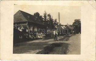 1928 Marosvécs, Wetsch, Brancovenesti; utca részlet, férfi kerékpárral / street view, man with bicycle. photo (fl)