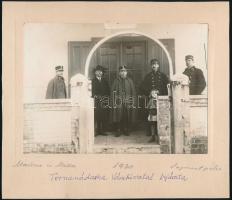 1930 Tornanádaska határállomás vámhivatala vámtisztekkel, kartonra ragasztott, feliratozott fotó, 12,5×17 cm