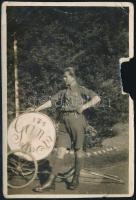 cca 1930 174. számú Ganz cserkészcsapat zenésze, hátoldalon feliratozott fotó, sérüléssel, törésnyomokkal, 8×5,5 cm