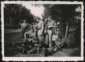 cca 1940 Katonák géppuskával, fotó, 8,5×6,5 cm