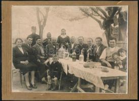 cca 1920-40 Vidéki ünnepség vasutas tiszttel és borral, vintage fotó kartonra kasírozva, fotó kopott, 17x23 cm