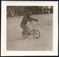 cca 1940 Kerékpározó majom, fotó, 7×7 cm