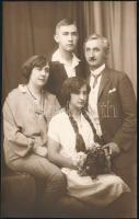 1927 Szentpétery Imre (1878-1950) történész, az MTA tagja családja körében, fotólap, 13,5×8,5 cm