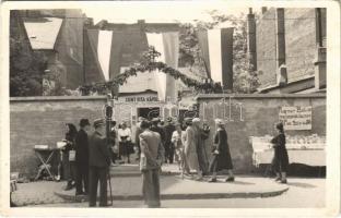 Budapest VIII. Szent Rita kápolna a Kun utca 5. szám alatt, feldíszített kapu, Rajner Béla mézeskalácsos asztala (Szív utca 36.), reklám. Formanek A. fényképész, photo