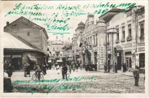 1930 Ungvár, Uzshorod, Uzhhorod, Uzhorod; utcakép, Berger, Corsó Buffet, Ármin Fried, Kovács A., Julius Meinl, Holic, Béla Berkes üzlete, Korona szálló, étterem, ruhafestés, vegytisztítás és gőzmosó / street, shops, hotel, restaurant