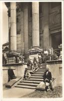 1939 Ungvár, Uzshorod, Uzhhorod, Uzhorod; Zebráci u Katedrály / Koldusok a székesegyház lépcsőjén / beggars on the stairs of the cathedral