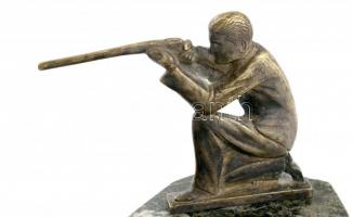 Réz sportlövő alak, márványszerű talapzaton, asztali dísztárgy, alapon kisebb hibák, 13,5×15,5×11 cm