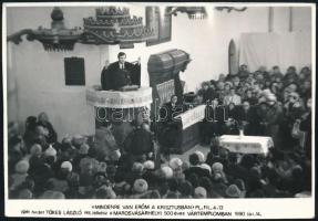 1990 Tőkés László református lelkész beszédet mond a templomban, feliratozott fotó, 13,5×9,5 cm
