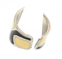 Fekete-vajszínű díszítésű állítható bizsu gyűrű, jó állapotban