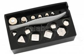 Műanyag-fém patikamérleg, súlykészlet műanyag dobozban, legkisebb súly hiányzik,