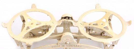 Öntöttvas asztali  mérleg réz tányérokkal. Jelzett Salgótarjáni. 38 cm