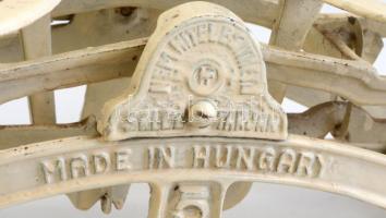 Öntöttvas asztali  mérleg réz tányérokkal. Jelzett Salgótarjáni. 38 cm