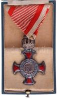 1915. "Koronás Ezüst Érdemkereszt" karikán jelzett Ag kitüntetés mellszalaggal, függesztők...