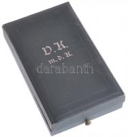 1915. "Koronás Ezüst Érdemkereszt" karikán jelzett Ag kitüntetés mellszalaggal, függesztők...