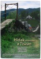 Gyukics Péter-Tóth Ernő-Hajós Bence: Hidak mentén a Tiszán. Along the Bridges on the Tisza River. Entlang der Brücken auf der Theiß. Bp., 2007, Yuki. Gazdag képanyaggal illusztrált.Kiadói kartonált papírkötés, intézményi bélyegzővel.