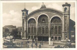 Berlin, Stettiner Bahnhof / railway station, autobus, automobile, pharmacy