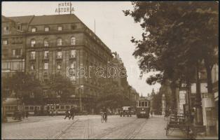 1920 Képeslapként előhívott fénykép a budapesti Astoria környékéről a 75-ös és 21-es villamossal, jó állapotban, 13,5×8,5 cm