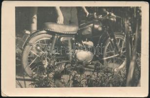 cca 1955 Csepel motorkerékpár, fotó, sarkán törésnyom, 14×9 cm