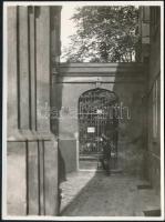 1930 Budapest, Tabán, Attila út 40. kapubejáró a sekrestyés lakáshoz, fotó, szép állapotban, 11×8 cm