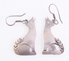 Ezüst (Ag) macska formájú fülbevaló pár, egyik jelzett, 12,7 g, h: 3,5 cm