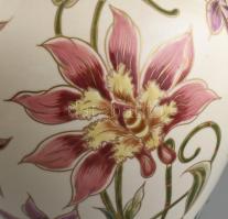 Zsolnay virág mintás fedeles váza. Kézzel festett, jelzett, gyártáskori mázrepedéssel 36 cm