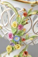 Herendi Viktória mintás nagy méretű, áttört asztalközép, kehely virágokkal gazdagon díszített. Kézze...