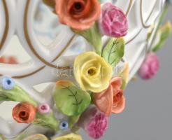 Herendi Viktória mintás nagy méretű, áttört asztalközép, kehely virágokkal gazdagon díszített. Kézze...