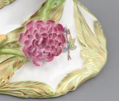 Herendi Viktória mintás nagy méretű, áttört asztalközép, kehely virágokkal gazdagon díszített. Kézze...