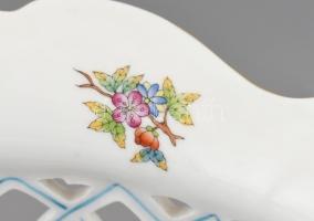 Herendi Viktória mintás nagy méretű, áttört asztalközép, kehely virágokkal gazdagon díszített. Kézze...