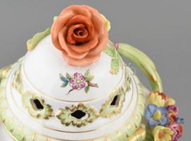 Herendi Viktória mintás nagy méretű, áttört fedeles urnaváza virágokkal gazdagon díszített. Kézzel f...