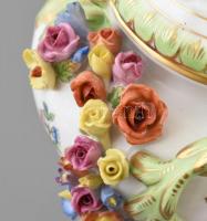 Herendi Viktória mintás nagy méretű, áttört fedeles urnaváza virágokkal gazdagon díszített. Kézzel f...