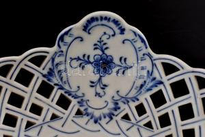 Meisseni áttört kínáló. Máz alatti kék festéssel. Jelzett, hibátlan d: 27 cm