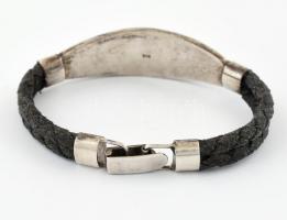 Ezüst(Ag) gyöngyházberakásos középrésszel díszített bőr karkötő, jelzett, bruttó: 15,33 g