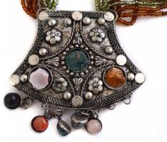 Fűzött gyöngy nyaklánc ásványokkal díszített medálrésszel, h: 44 cm