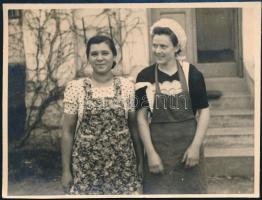 1942 május, Forgách Mária grófnő két szobalánya Tornyospálcán, a Forgách család Ricsika n. kúriája előtt, báró Horváth Gedeon felvétele, hátoldalán feliratozott fotó, 8,5x11,5 cm