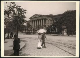 cca 1900-1905 Sétáló pár a budapesti Nemzeti Múzeum előtt, fotó, későbbi előhívás, felső része vékony kartonlapra kasírozva, 17×22,5 cm