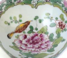 Kínai stílusú, tök alakú porcelán vázapár. XIX. századi Samson (Párizs) jelzéssel. Az egyik vázát a ...