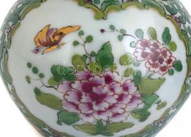 Kínai stílusú, tök alakú porcelán vázapár. XIX. századi Samson (Párizs) jelzéssel. Az egyik vázát a ...