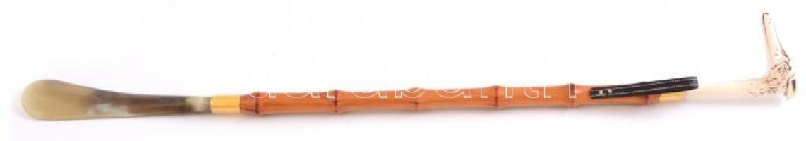 Állatfej véggel díszített cipókanál, bambusz, műanyag, fém, h: 54 cm