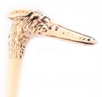 Állatfej véggel díszített cipókanál, bambusz, műanyag, fém, h: 54 cm